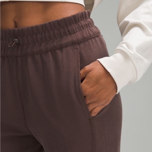 NWT Lululemon Ribbed Softstreme Mid-Rise Pant - Picture 3 of 5